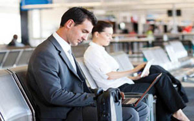 Os profissionais apressam as suas deslocações para o trabalho até ao último minuto