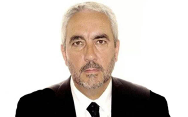 What criteria should a company consider when selecting a travel agency?