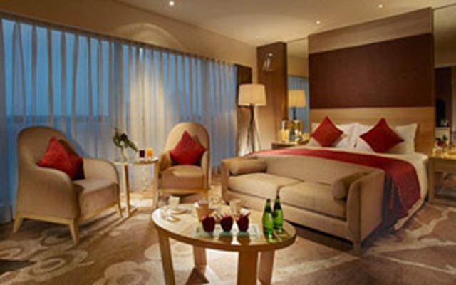 Sharp drops in 4 and 5-star hotel rates during the first half of the year