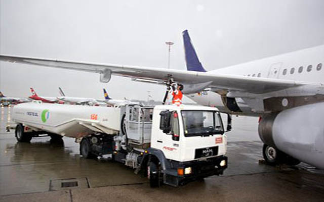 Airlines resist lowering fares, despite fuel price drop