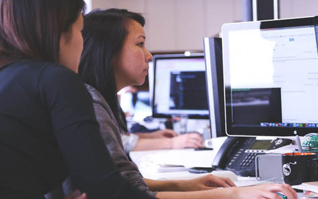 Women on business travel book flights earlier and pay less