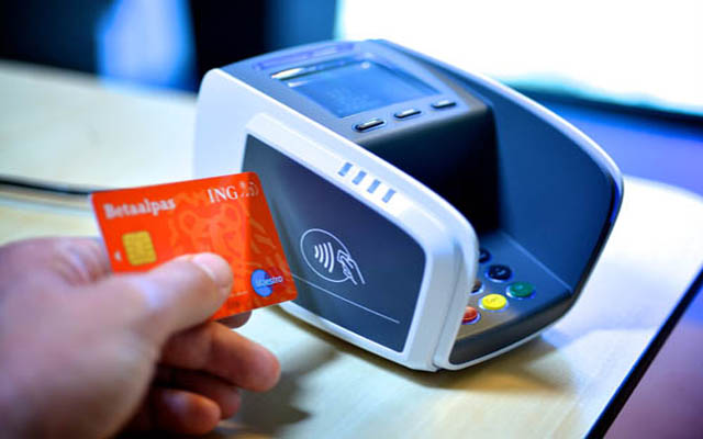 Electronic payments, the cheapest option for Spaniards abroad